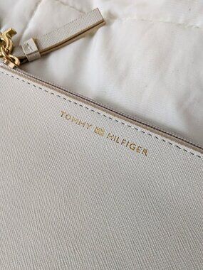 Tommy Hilfiger Crossgrain Vegan Leather Wristlet Pouch Cream White Gold LIKE NEW